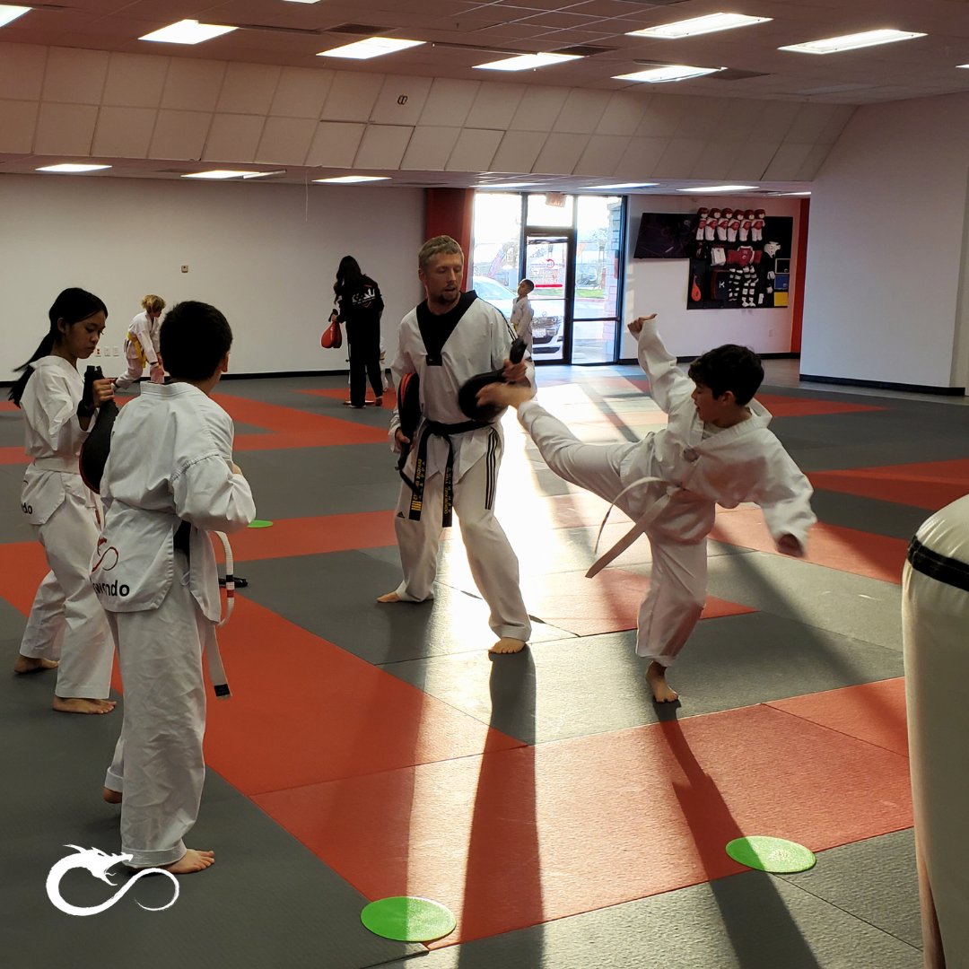 infinity_tkd's tweet image. White Belts working on their Side Kick with Master Rhoades! 🥋 Every kick is a step closer to mastery. Keep up the great work, team! 💪

#InfinityTaekwondo #Taekwondo #MartialArts #BuildingChampions #ActiveKids #YouthDevelopment #FocusAndDiscipline #GrowthMindset #LifeSkills