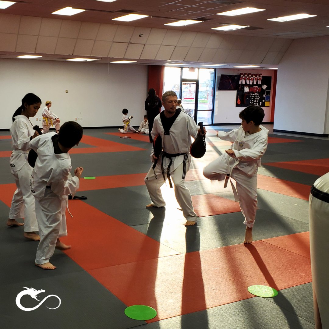 infinity_tkd's tweet image. White Belts working on their Side Kick with Master Rhoades! 🥋 Every kick is a step closer to mastery. Keep up the great work, team! 💪

#InfinityTaekwondo #Taekwondo #MartialArts #BuildingChampions #ActiveKids #YouthDevelopment #FocusAndDiscipline #GrowthMindset #LifeSkills