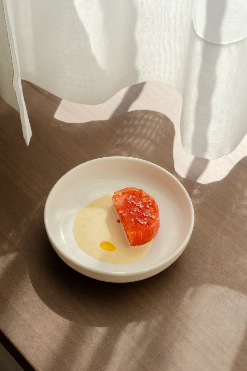 Tradición, memoria y olor a verano desde los primeros pares del menú.

Tomate rosa y un jugo de sardinas aliñadas en vinagre. 

La segunda parte de los aperitivos, el comienzo y la firmeza de que estamos en Andalucia.