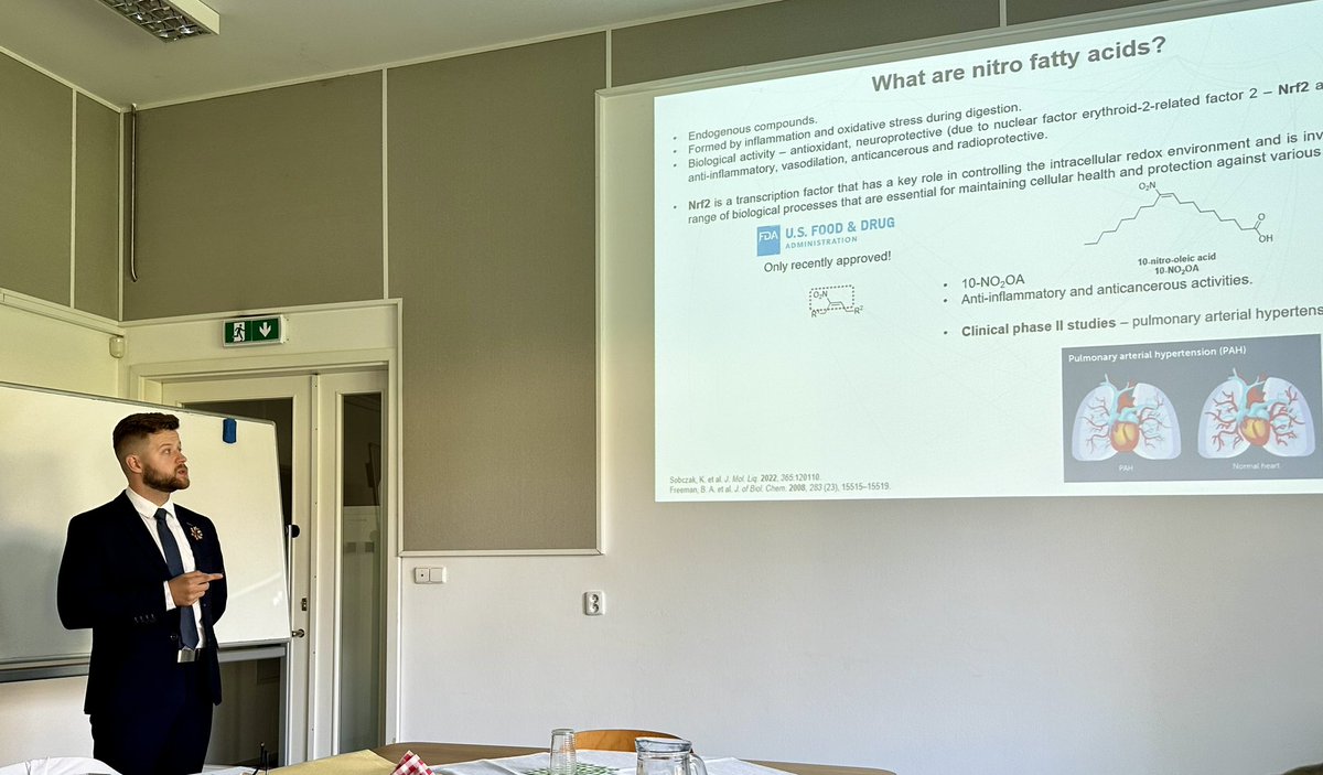 OfRegulators's tweet photo. EXBIO - Velká gratulace @DanielChrenko z @Pospisil_group k dnešní úspěšné obhajobě disertační práce! 👍👍👍👏👏👏🍻🍻🍻

Katedra chemické biologie PřF UP
Přírodovědecká fakulta Univerzity Palackého v Olomouci

#disertace #obhajoba #veda #science https://t.co/XzQd8iukOM