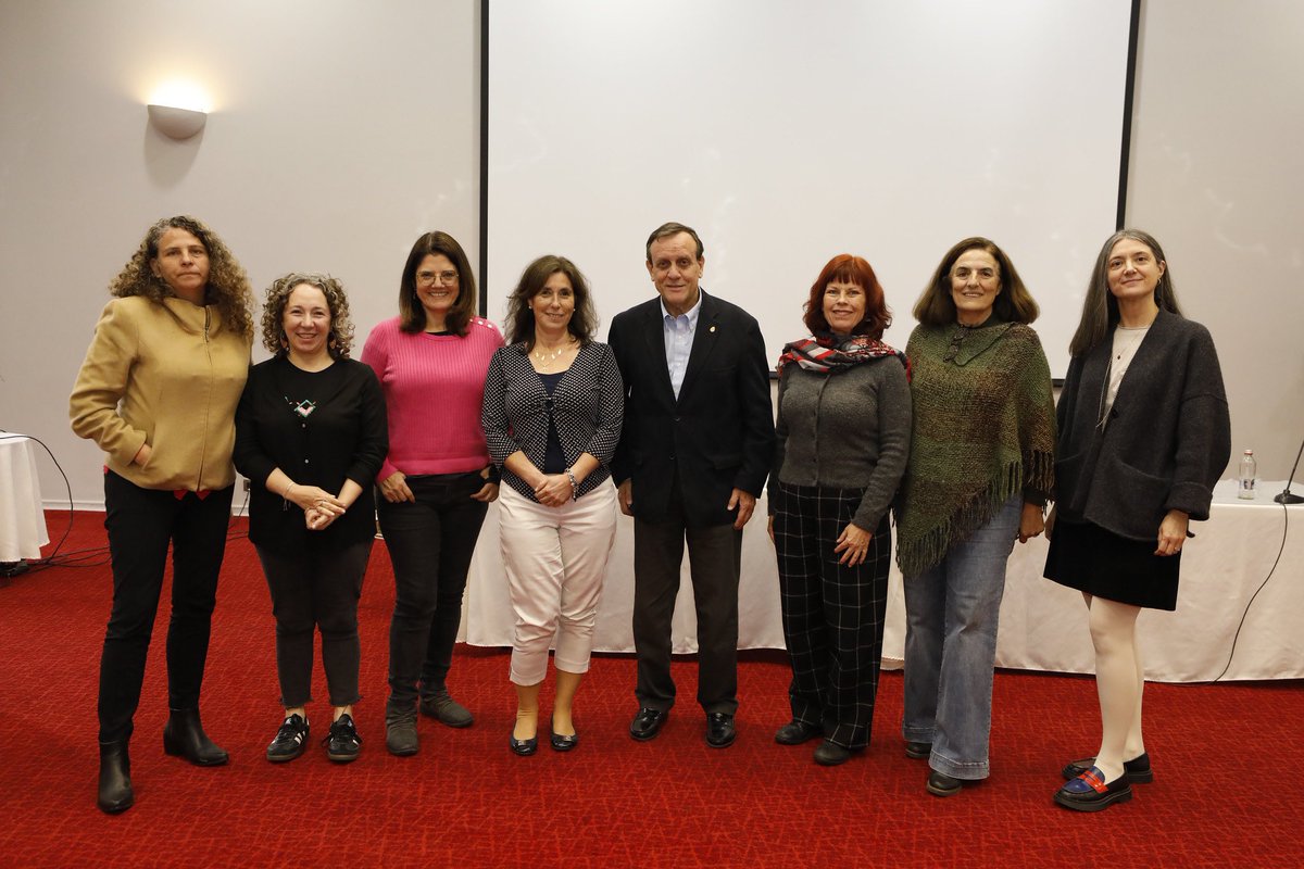 👏 Queremos felicitar a María Fernanda Pérez, quien asumió ayer como decana de la Facultad de Ciencias Biológicas UC por un periodo de 4 años (en la 📸, a la izquierda). Actualmente son 7 las mujeres que ejercen como máximas autoridades de las facultades en la <a href="/ucatolica/">Universidad Católica</a>.