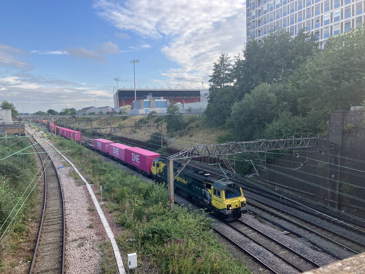 TrainsTg's tweet photo. Some iPhone quality shots around Crewe station last night

Work had me in the area for the night so would be rude not to go see what I could find.
A car park with a good view of the Crewe avoiders + north side of the station

Need to start taking my camera with me during the week https://t.co/6t81Nedlnc