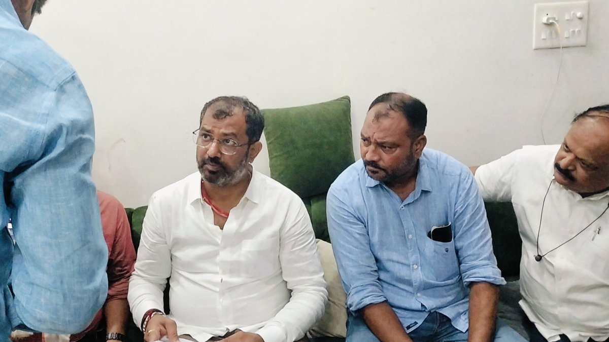 pralaytelang4's tweet photo. आज वर्धा लोकसभेचे नवनिर्वाचित खासदार श्री. अमरभाऊ काळे यांनी प्रलयभाऊ तेलंग यांच्या निवास्थानी सदीच्छ भेट दिली.... https://t.co/ExR8b9BcWo