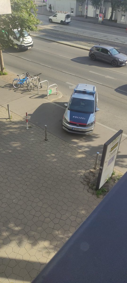 "Einsatz: Beim billa in stadlau einkaufen" ?! Beide Polizisten beim shoppen drinnen.. <a href="/LPDWien/">POLIZEI WIEN</a> 2meter weiter wäre ein Parkplatz? :D