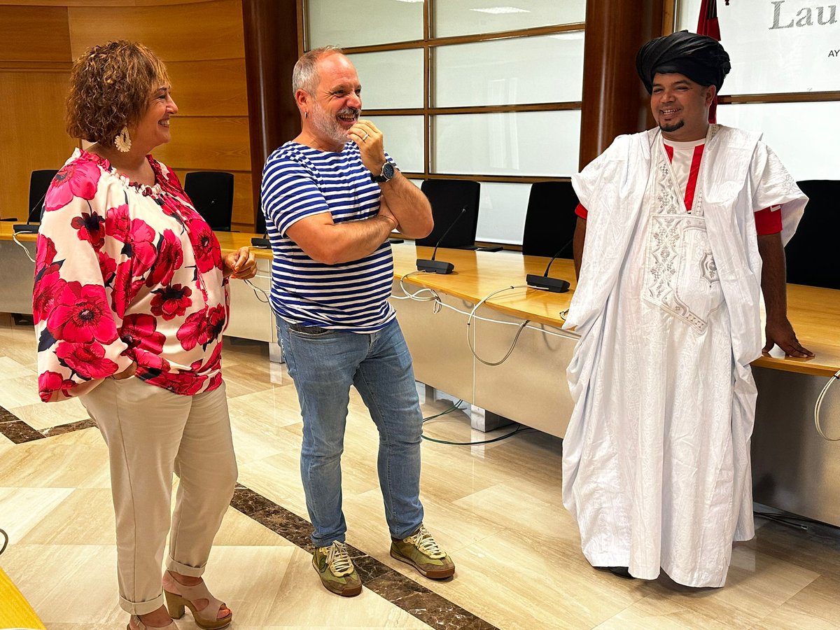LaudiokoUdala's tweet photo. 🌍🤝Gaur udal taldeak harrera txiki bat egin dio Laudiorekin senidetuta dagoen Saharako Bukraa herriko ordezkari den Abdelgader Ahmedbabari Saharar herriaren egoeraren berri emateko eta Laudio eta Bukraaren arteko hartuemanak biziberritzeko
#laudio #bidean https://t.co/h7ATAWpFxX