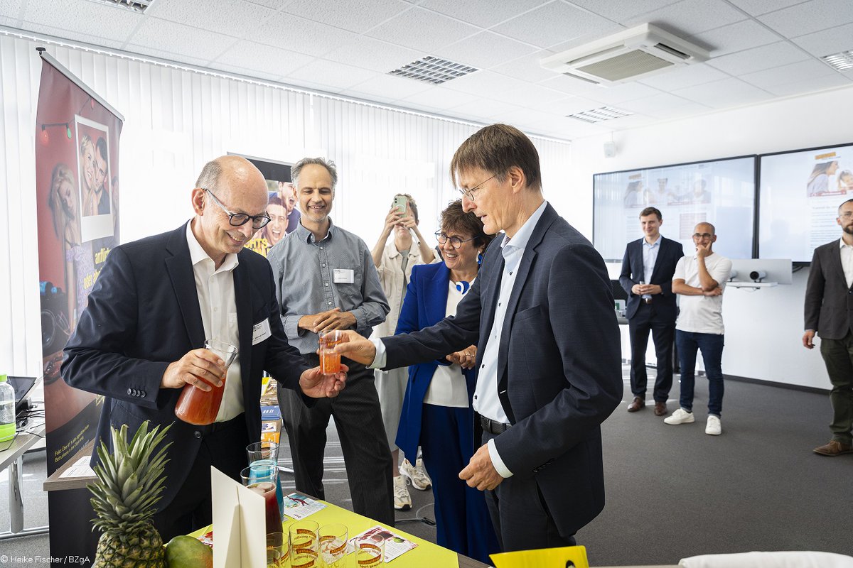 bioeg_de's tweet photo. Gesundheitsminister @Karl_Lauterbach besuchte heute die #BZgA in Köln. Gemeinsam mit Dr. Johannes Nießen, Kommiss. Leiter, und den Mitarbeitenden blickten sie auf 57 Jahre Präventionsarbeit in Deutschland und tauschten sich zu zukünftigen #PublicHealth-Themen aus. #BIPAM https://t.co/PYZ6NtNIaI