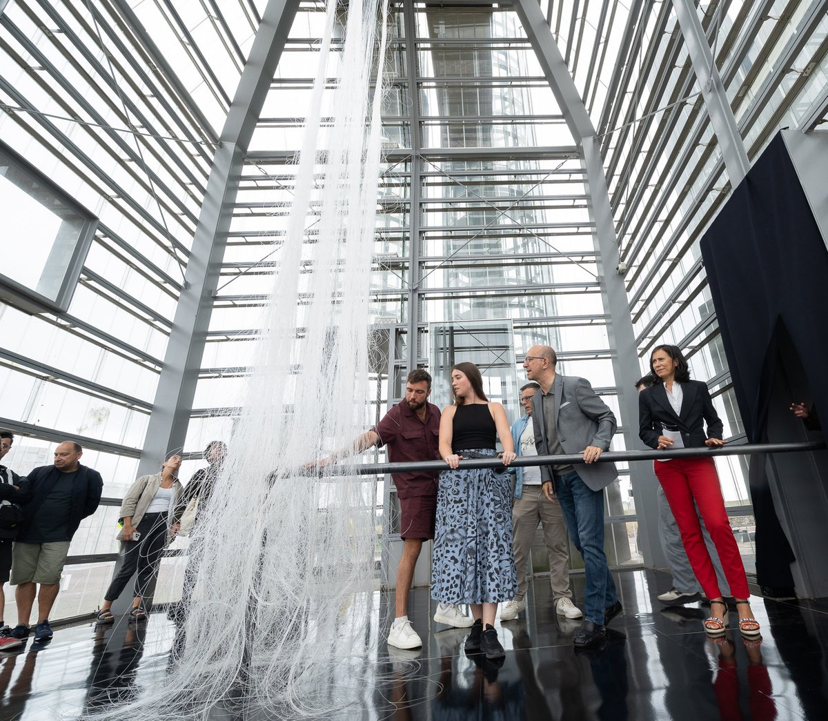 CidadedaCultura's tweet image. 💫 Hoxe inauguramos nas Torres Hejduk a instalación interactiva «H+E» coa que a creadora visual Isabel Merchante e o crítico, comisario e historiador da arte Óscar Manrique renden tributo artístico á colaboración humana. 

ℹ️ bit.ly/HE_Intervencio…