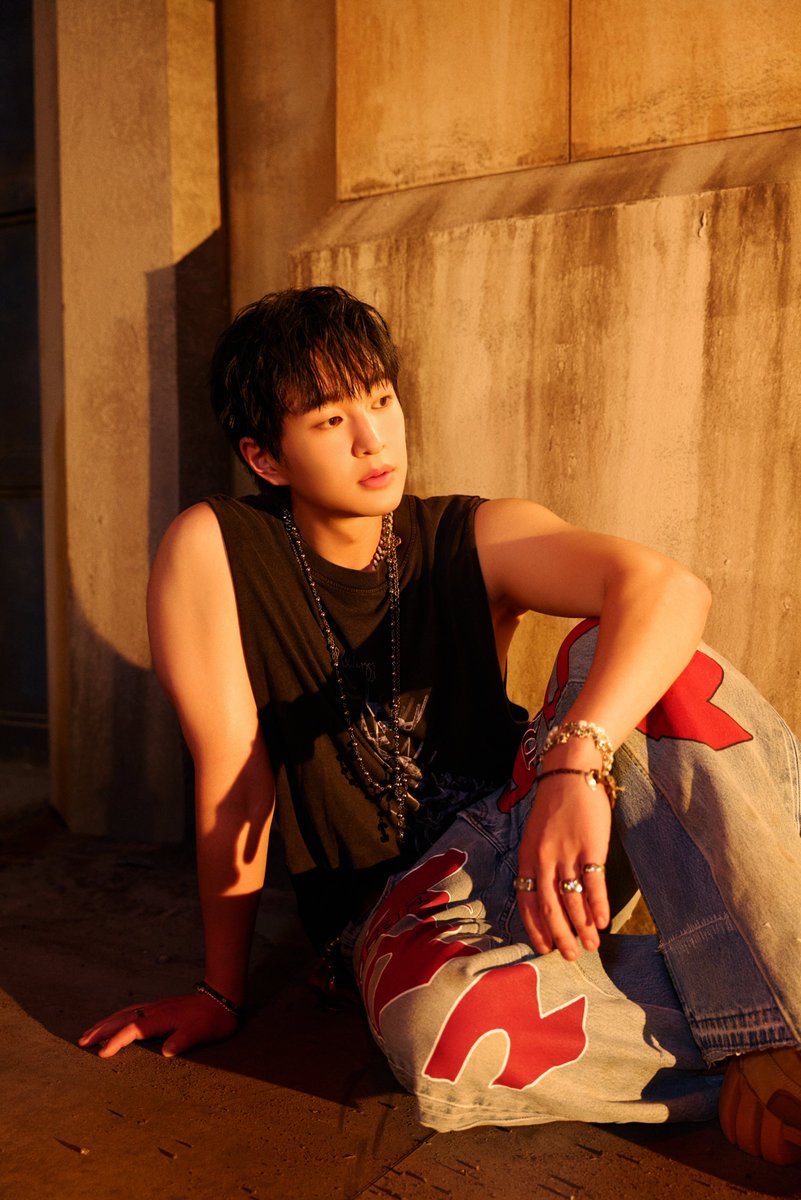 ONEW_GRIFFIN's tweet photo. ONEW 3RD EP [FLOW] M/V Photo beat ver.

2024.09.03 6PM KST

#온유 #ONEW
#FLOW #ONEW_FLOW
#매력 #매력_beatdrum #온유_매력_beatdrum https://t.co/r71bFfxOpZ