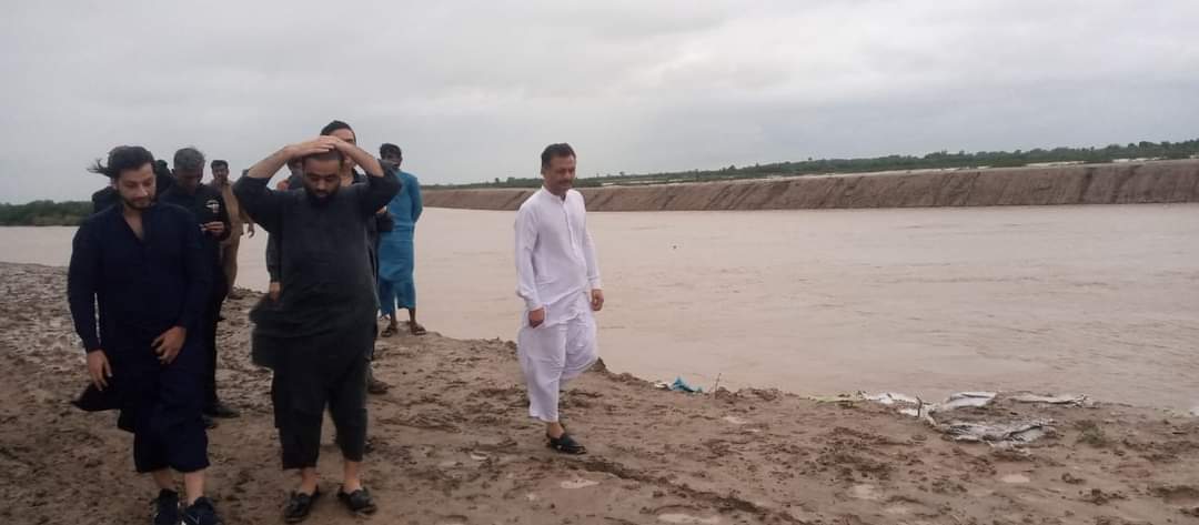 Mushtaque Ali Rahimoon (@mushtaquethari) on Twitter photo ہاکڑو واہ
29 /8/2024
فوکل پرسن رین ایمرجنسی صوبائی وزیر ماحولیات موسمیاتی تبدیلی اور ساحلی ترقی دوست محمد راہموں کی ضلع تہرپارکر میں بارش اور سیلابی صورتحال کے حوالے سے ھنگامی دورے ،
<a href="/Dostmuhammad_/">Dost Muhammad Rahimoon</a> <a href="/arbab_lutfullah/">Arbab Lutfullah</a> <a href="/wahidhalepoto/">Wahid Halepoto</a> ہاکڑو واہ
29 /8/2024
فوکل پرسن رین ایمرجنسی صوبائی وزیر ماحولیات موسمیاتی تبدیلی اور ساحلی ترقی دوست محمد راہموں کی ضلع تہرپارکر میں بارش اور سیلابی صورتحال کے حوالے سے ھنگامی دورے ،
<a href="/Dostmuhammad_/">Dost Muhammad Rahimoon</a> <a href="/arbab_lutfullah/">Arbab Lutfullah</a> <a href="/wahidhalepoto/">Wahid Halepoto</a>