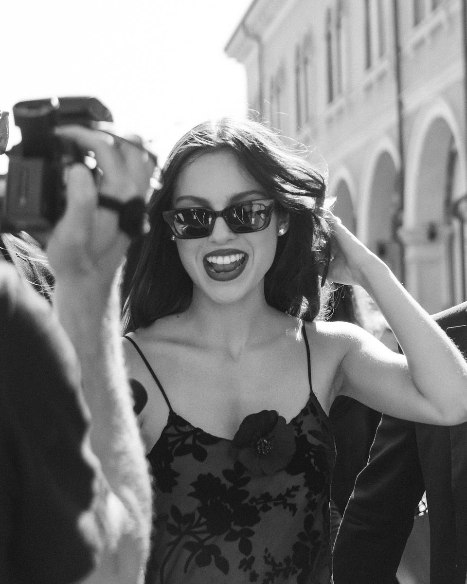 DailyRodrigo's tweet photo. Olivia looking heavenly at her debut at the 81st Venice Film Festival! https://t.co/FiKKdk8hOC