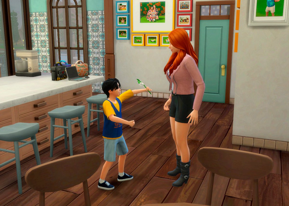 chaoticsimmer's tweet image. It was love day and before going to school (when the watcher picked the wrong answer to the chance card and he came back sad) Ozzy woke up a little charmer and gave a flower to his mom 🥰