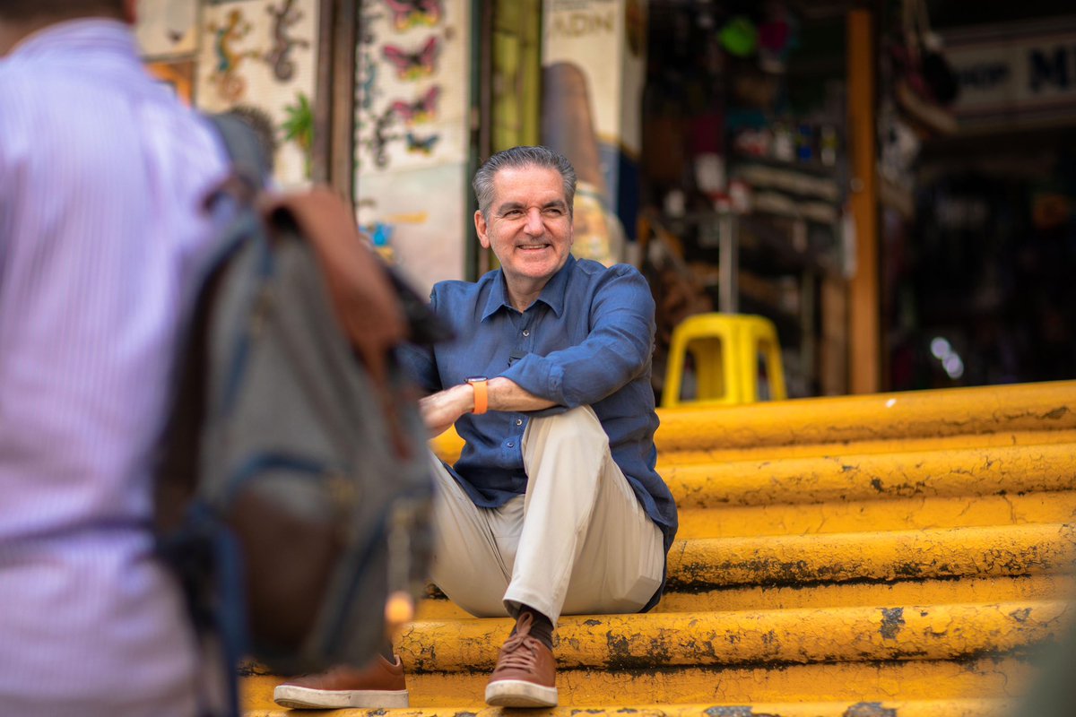 El servicio, la dedicación y el ejercicio político me han brindado momentos muy gratificantes. Aquí estoy recordando una visita al Mercado Modelo, donde conversé con los comerciantes, personas muy trabajadoras y talentosas que tiene nuestro país. 

Tener en cada lugar un amigo,