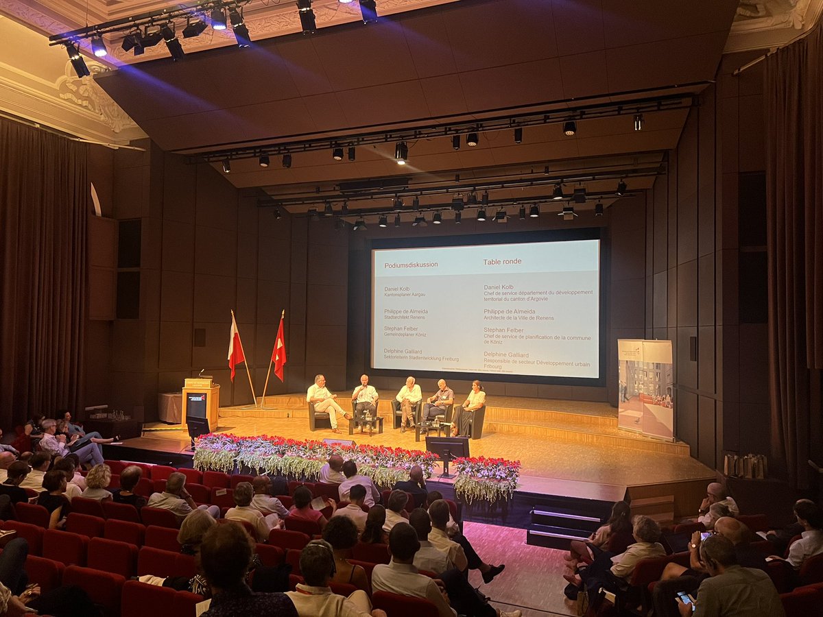 Clôture de la #Journéedesvilles 2024 : discussion avec Daniel Kolb (canton d'Argovie), Phillippe de Almeida (Renens), Stephan Felber (Köniz), et Delphine Galliard (Fribourg). #Développementverslintérieur #disponibilitélogements #ville