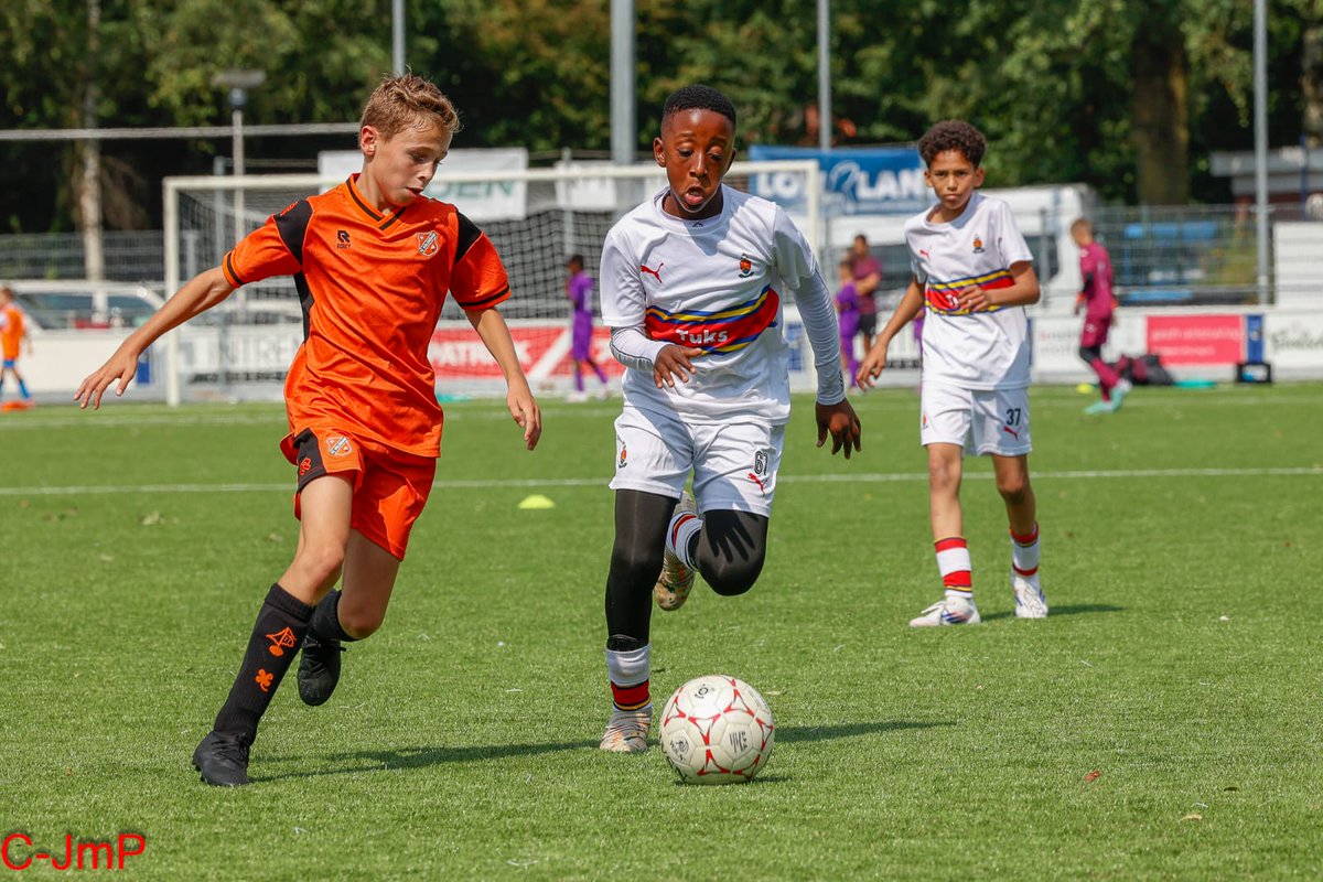 AmaTuks's tweet photo. 🇿🇦 Our #TuksFootball Juniors are flying the South African flag very high out in the Netherlands at the Vogido tournament

The u12's finished in 4th position out of 16 teams. The u15's finished 9th. 

#teamtuks
#stripegeneration🔵🔴⚪ 
#elevatetogreatness🌟 https://t.co/HmaP65lvdg