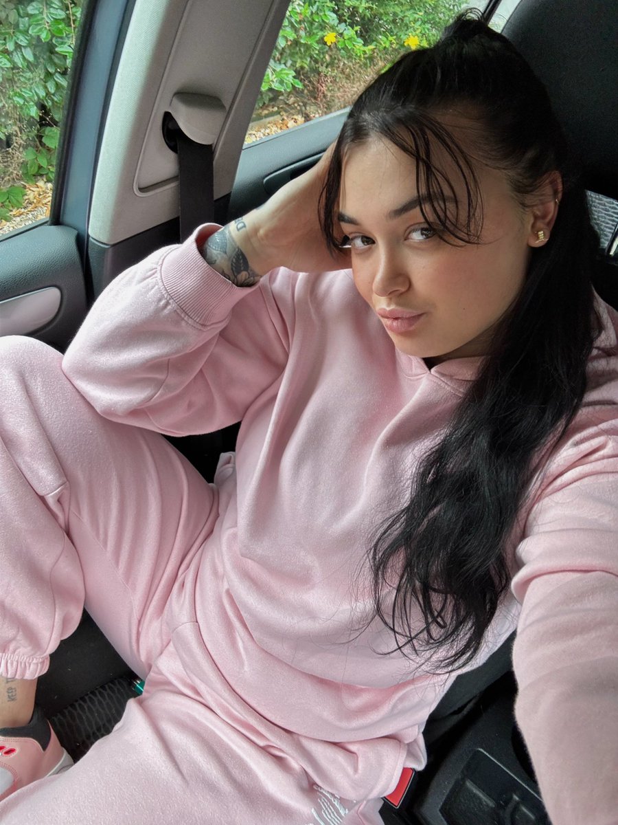 ELLA 🍯 tweet media