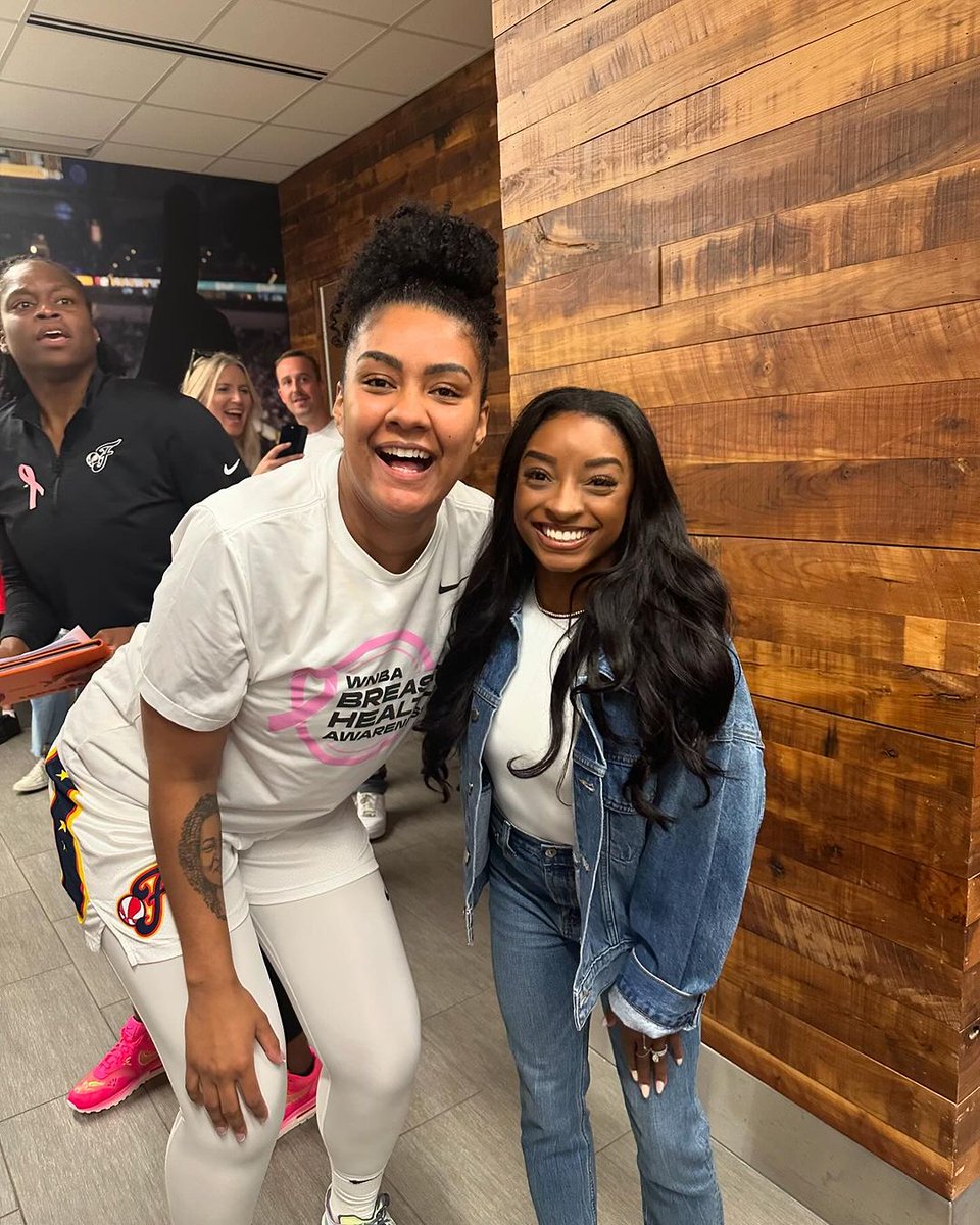 Damiris Dantas 🤝 Simone Biles 

Encontro GIGANTE entre essas FERAS! 🤩📸

(Via: <a href="/damirisdantas/">Damiris Dantas</a>)