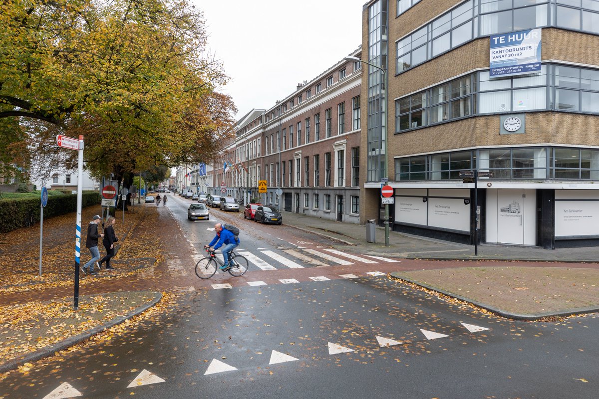 GemeenteDenHaag's tweet photo. 🚧 De Scheveningseweg tussen Carnegieplein en de kruising met de Javastraat worden opnieuw ingericht. Dit doen we om de verkeersveiligheid te verbeteren.

Wat gaat er gebeuren?
✅ Een vrijliggend fietspad langs de bebouwing.
✅ Een brede fietsstrook bij het tramspoor.
✅ Fiets- en voetgangersoversteekplaatsen.
✅ Meer groen.

Check jouw route en de planning op: https://t.co/qRlqE4JDwy