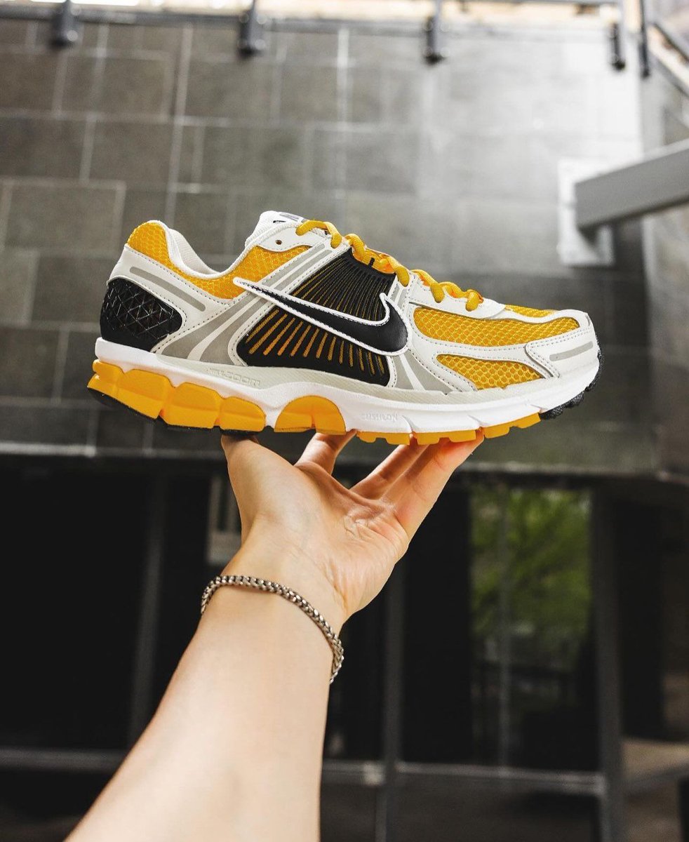 NIKE ☆ Zoom Vomero 5 Laser Orange Nike Zoom Vomero 5 Pure Platinum Laser Orange | review & on