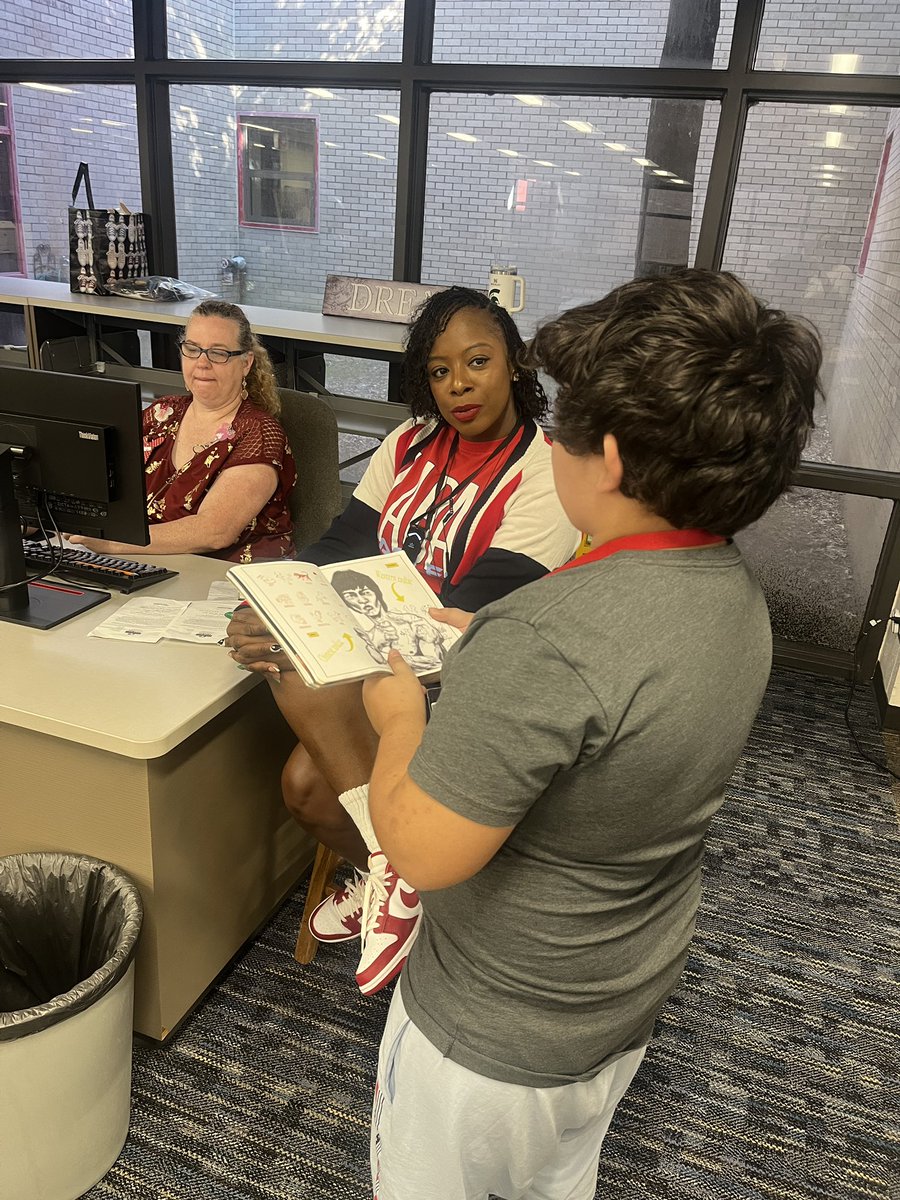 6th graders at <a href="/LabayMS/">Labay Middle School 🦅</a> enjoy their first time in the library. From graphic novels to westerns, this class found some great reads! 📚🦅 <a href="/CyFairISD/">Cypress-Fairbanks ISD</a> <a href="/CFISDnoticias/">CFISD en Español</a>