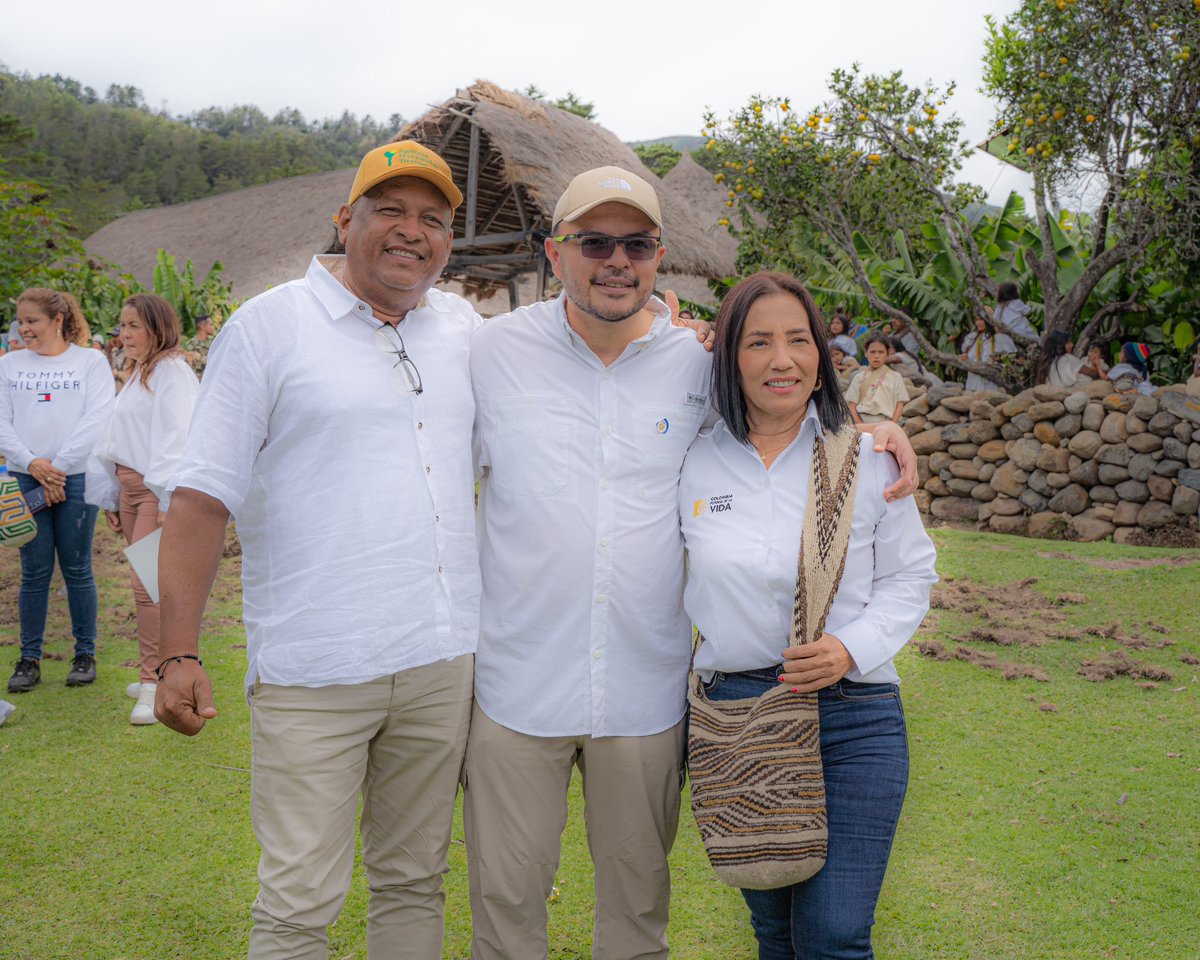 AlexandraPined_'s tweet photo. #Nabusimake
Como @agencianacional llegamos al territorio sagrado del pueblo Arhuaco "Lugar donde sale el sol".
En el importante evento nos acompañó nuestro presidente @gustavo, el director de la @agencia, organizaciones internacionales y entidades departamentales y municipales.
La @AgenciaTierras se comprometió en avanzar en la compra de tierras entre la reserva y la línea negra de la sierra nevada de Santa Marta para cumplirle a a los pueblos indígenas.
#lareformaagrariaesimparable