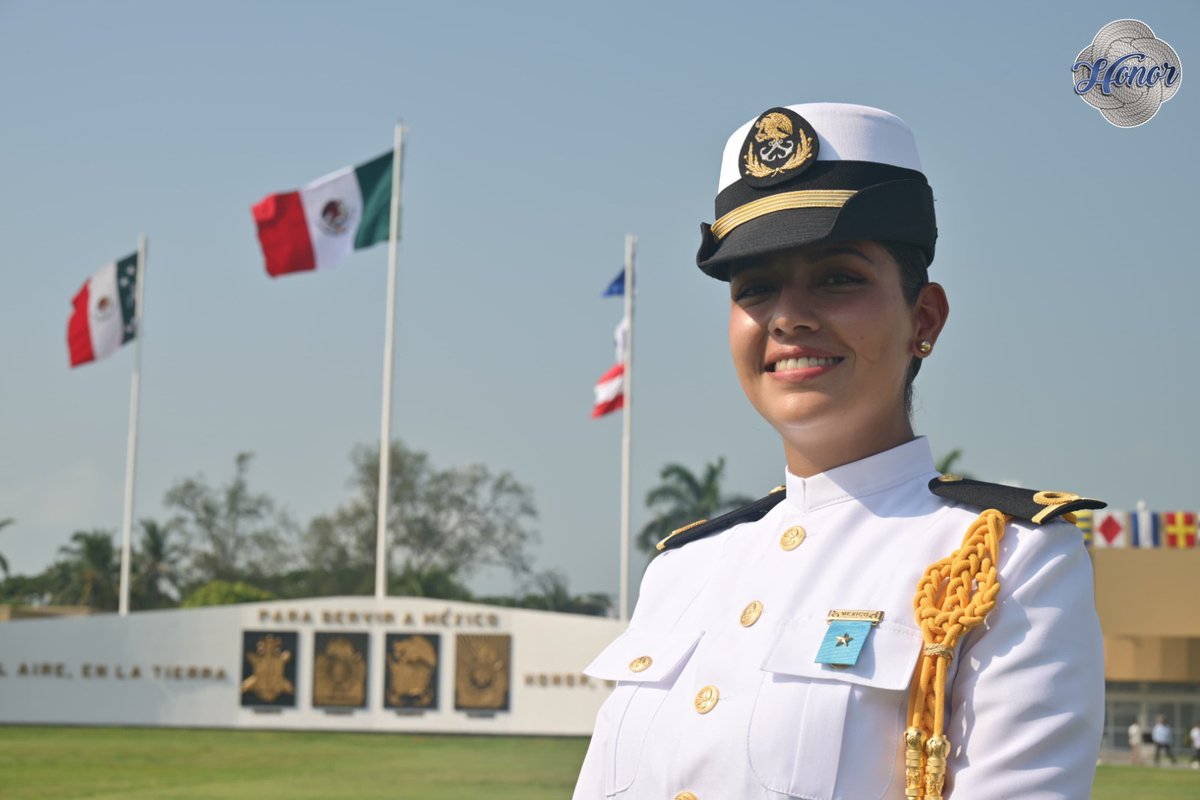 SEMAR_mx's tweet photo. El orgullo en el corazón de una #Guardiamarina al egresar, la lleva a recorrer los distintos #MandosNavales con paso firme y entereza.
#MujerNaval
#OrgulloSEMAR
#Honor https://t.co/AFfgu7Fvq9