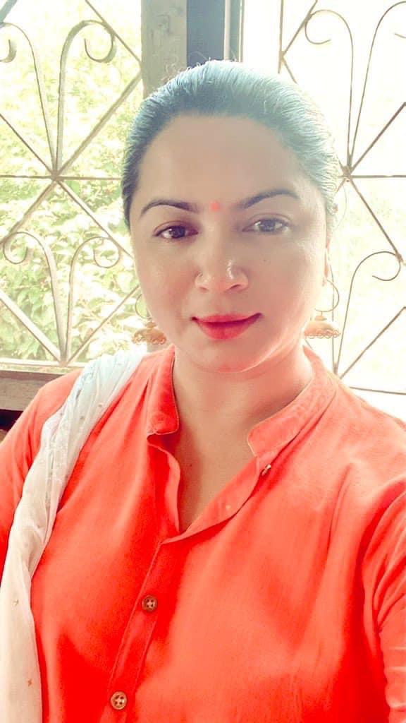 ReetaPearl's tweet photo. गुनासो त धेरै छ
ए जिन्दगी तँ सँग
गुनासो गर्नेहरुको
भीड देखेर
फर्केको मात्र हुँ म…. ✍️
#MeVsLife https://t.co/vRZOImZKxi