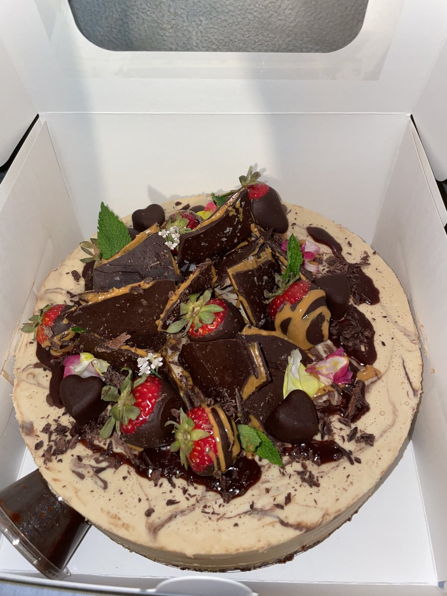 echo_astra's tweet photo. hiiii so i work as a baker now, here are some of the cakes ive made :-) https://t.co/5oqrbL82RI