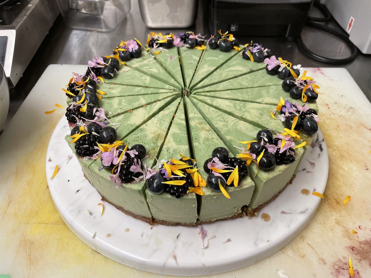echo_astra's tweet photo. hiiii so i work as a baker now, here are some of the cakes ive made :-) https://t.co/5oqrbL82RI