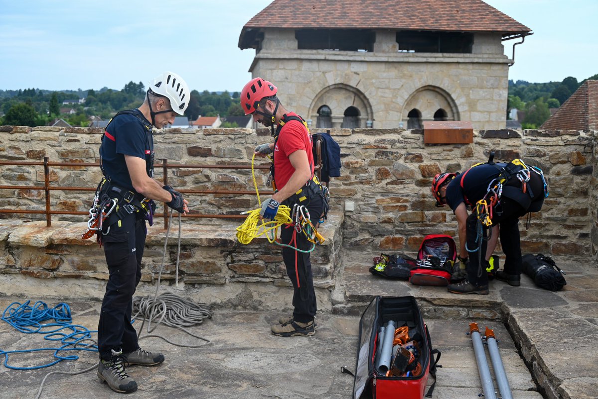 #Manoeuvre #EquipeSpe
1️⃣ manœuvre #GRIMP87 #SMPM (secours en milieu périlleux montagne) 👨🏼‍🚒🚒🧗‍♀️s’est déroulée aujourd’hui depuis la tour du Plô sur la commune de #SaintYrieixLaPerche avec notamment le sauvetage d’une victime par l’extérieur du monument historique <a href="/ComcomStYrieix/">Communauté de Communes du Pays de Saint-Yrieix</a>