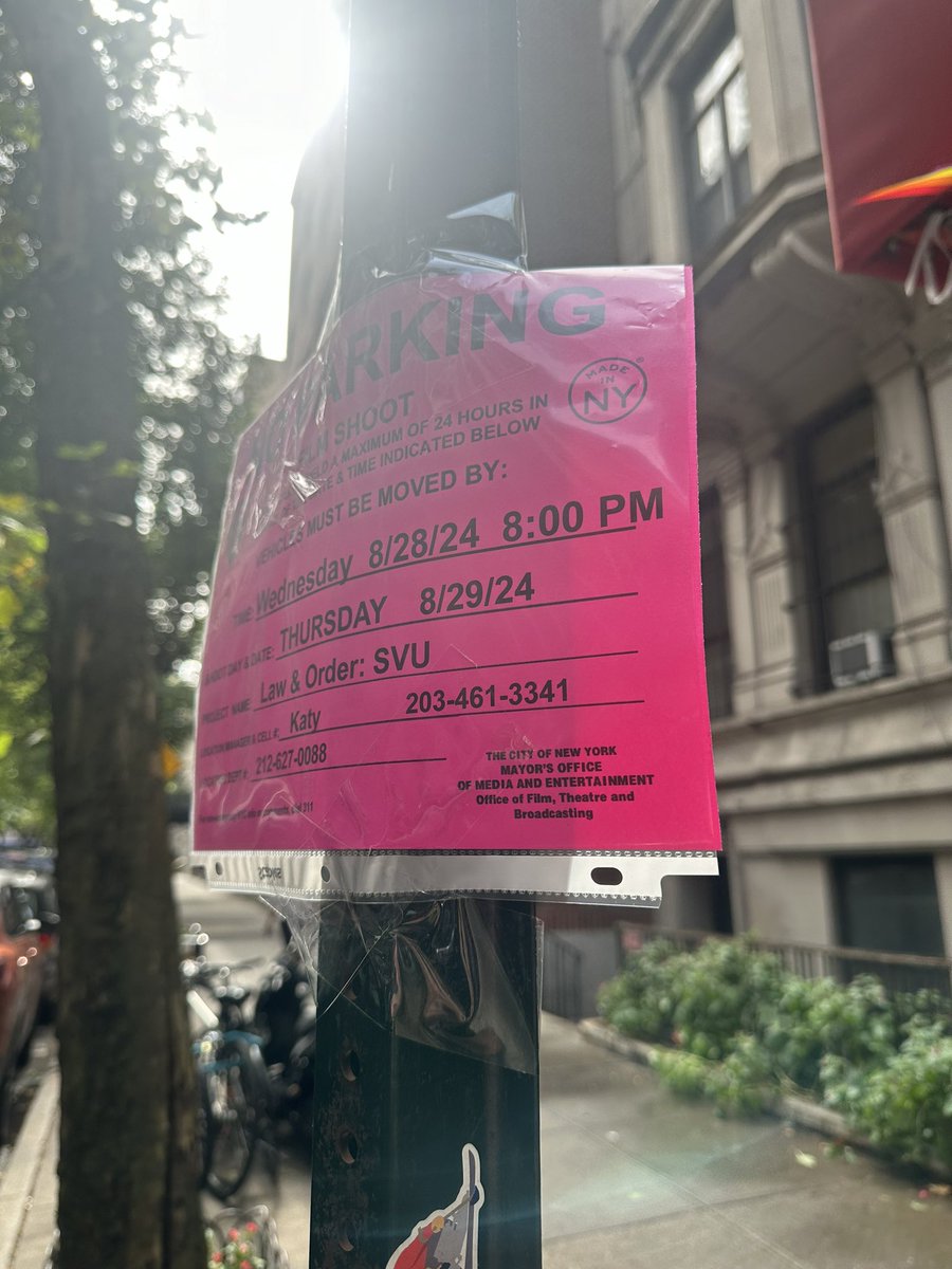 Currently sat watching SVU get set up and ready to start filming. I’m getting a lot of weird stares sat on a random street corner with my Mariska shirt on aha. If I see Mariska I genuinely will collapse #lawandordersvu #MariskaHargitay