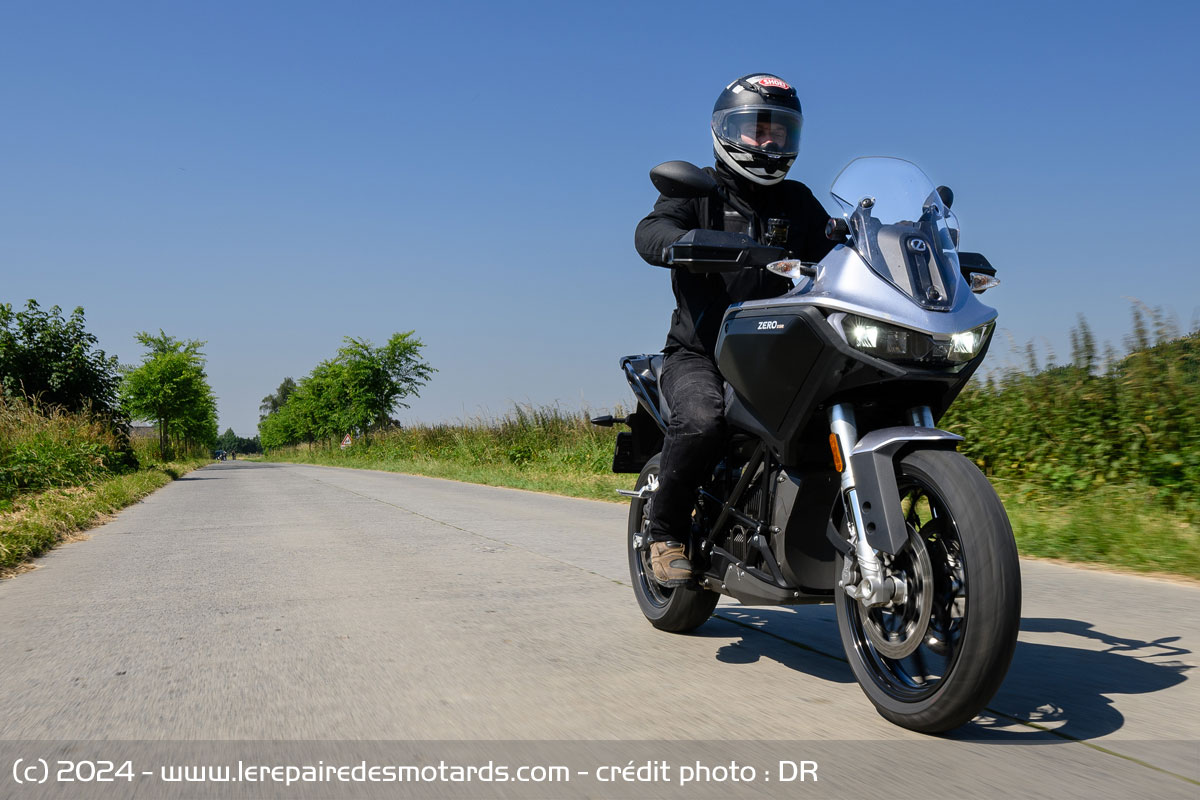 LeRepaire's tweet image. 70 ch, 170 Nm, 150 km/h et la promesse de 249 km d'autonomie en ville. On teste le trail électrique A2 #Zeromotorcycles DSR lerepairedesmotards.com/essais/motos/z…