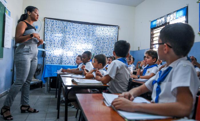 Alfonso Noya Martínez🇨🇺 (@alfonso_noya) on Twitter photo A pocos días de que la gran mayoría de los estudiantes cubanos regresen a las aulas, <a href="/DiazCanelB/">Miguel Díaz-Canel Bermúdez</a> encabezó una reunión, con el propósito de evaluar cómo marchan los preparativos para esa fecha en toda #Cuba🇨🇺. #DeRegresoALasAulas granma.cu/cuba/2024-08-2… A pocos días de que la gran mayoría de los estudiantes cubanos regresen a las aulas, <a href="/DiazCanelB/">Miguel Díaz-Canel Bermúdez</a> encabezó una reunión, con el propósito de evaluar cómo marchan los preparativos para esa fecha en toda #Cuba🇨🇺. #DeRegresoALasAulas granma.cu/cuba/2024-08-2…