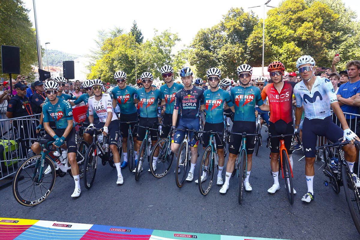 wimderon's tweet photo. @KarstenKroon Goedemiddag Karsten, hebben jullie het al gehad over het overlijden van Manolo Azcona, die mede aan de basis stond van de ploeg Equipo Kern Pharma? Voor de start brachten alle aanwezige renners die daar zijn opgeleid een eerbetoon: https://t.co/bJNAXt3K7K