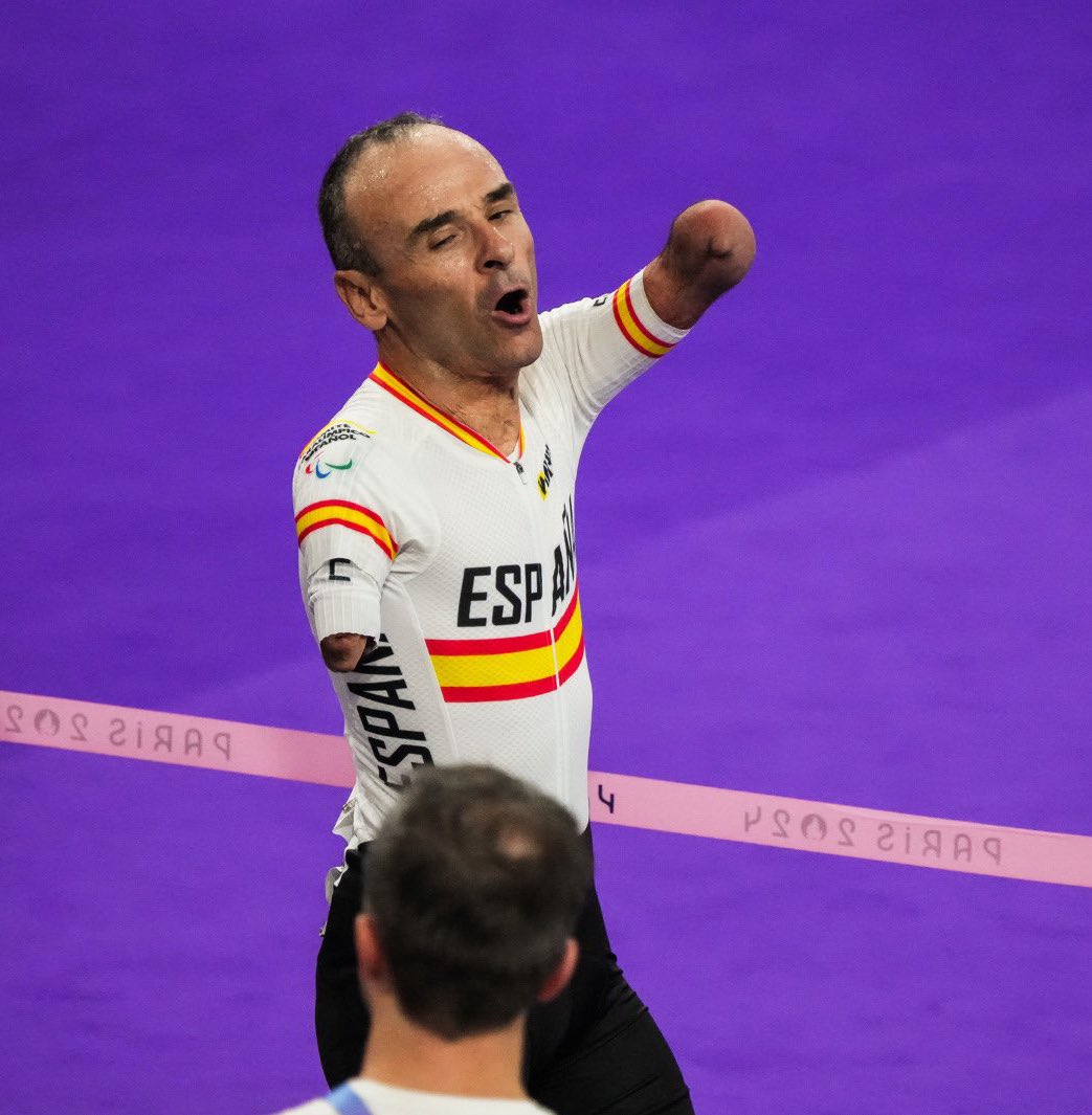 Ganó más de 100 medallas como nadador. En 2017 se cambió al ciclismo y seis años después se convirtió en el español con más maillots arcoíris 🌈 (13). Hoy ha ganado su 1ª medalla paralímpica individual en pista con 49 años recién cumplidos.

<a href="/RicardoTen_/">Ricardo Ten</a> , un absoluto marciano.