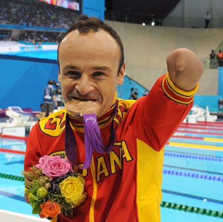 david_lrl's tweet photo. Ganó más de 100 medallas como nadador. En 2017 se cambió al ciclismo y seis años después se convirtió en el español con más maillots arcoíris 🌈 (13). Hoy ha ganado su 1ª medalla paralímpica individual en pista con 49 años recién cumplidos.

@RicardoTen_ , un absoluto marciano. https://t.co/sogWE9iSxv