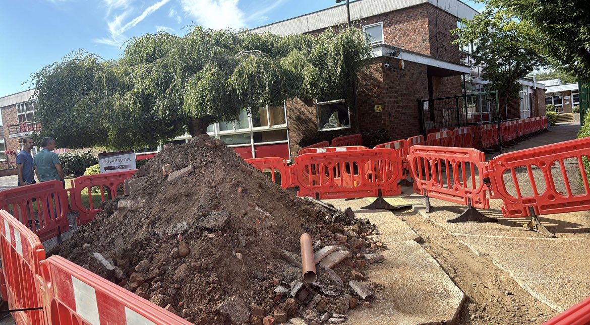 ChilternLT's tweet photo. 🚗Summer sitework road trip part 2 🚗

From new water mains and roofs to class room refurbishments, the Trust continues to invest tremendously into its schools to ensure that students and staff alike have high quality and sustainable infrastructure ♻️ https://t.co/8yKyp84Qb2
