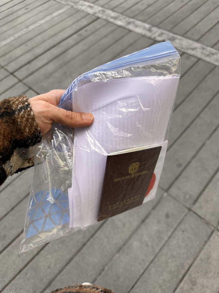 La gente con su carpeta para la oficina de la embajada… yo merengues