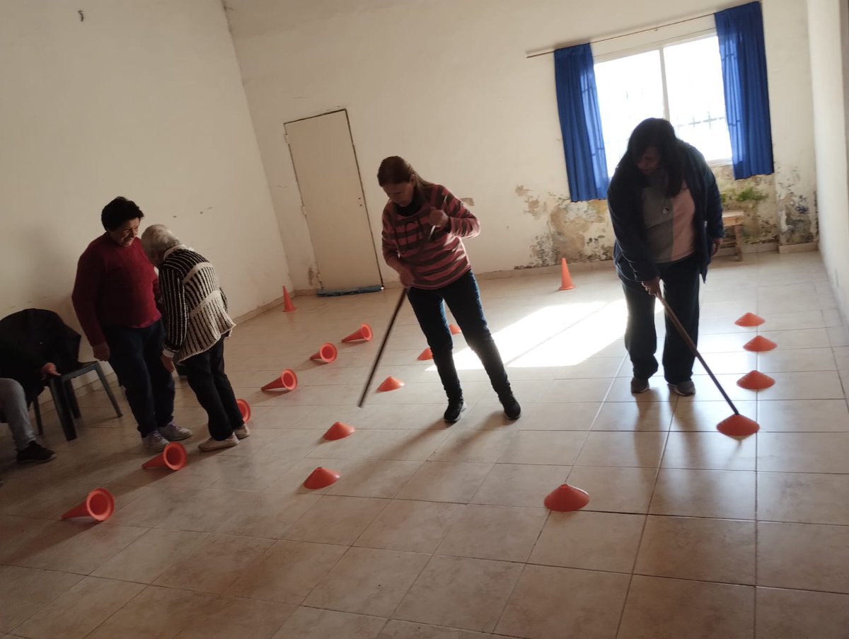 MariaaAlbornozz's tweet photo. Seguimos Acompañando a nuestros Adultos Mayores Con el Taller del Movimiento y la Memoria! Cada Encuentro es una alegría verlas disfrutar. 
Siempre Cerca!😊
#zona24😊
@jaimemendezh 
@NigroFrancisco 
@SabiiiLop https://t.co/EexiDDpWnr