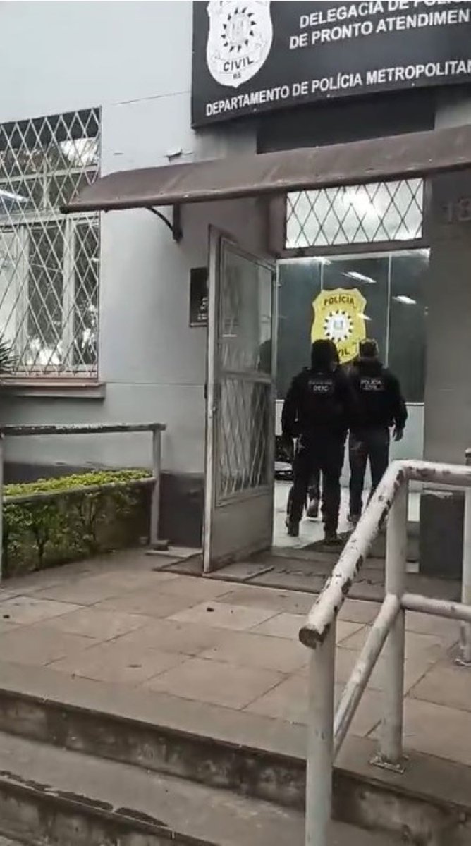 Três pessoas são presas no RS durante ação que investiga prática de golpes dos nudes. A investigação é da Polícia Civil do Distrito Federal e teve o apoio da Polícia Civil gaúcha no cumprimento dos mandados e prisões.
Leia a matéria completa: shre.ink/D1lw
#Decap_Deic