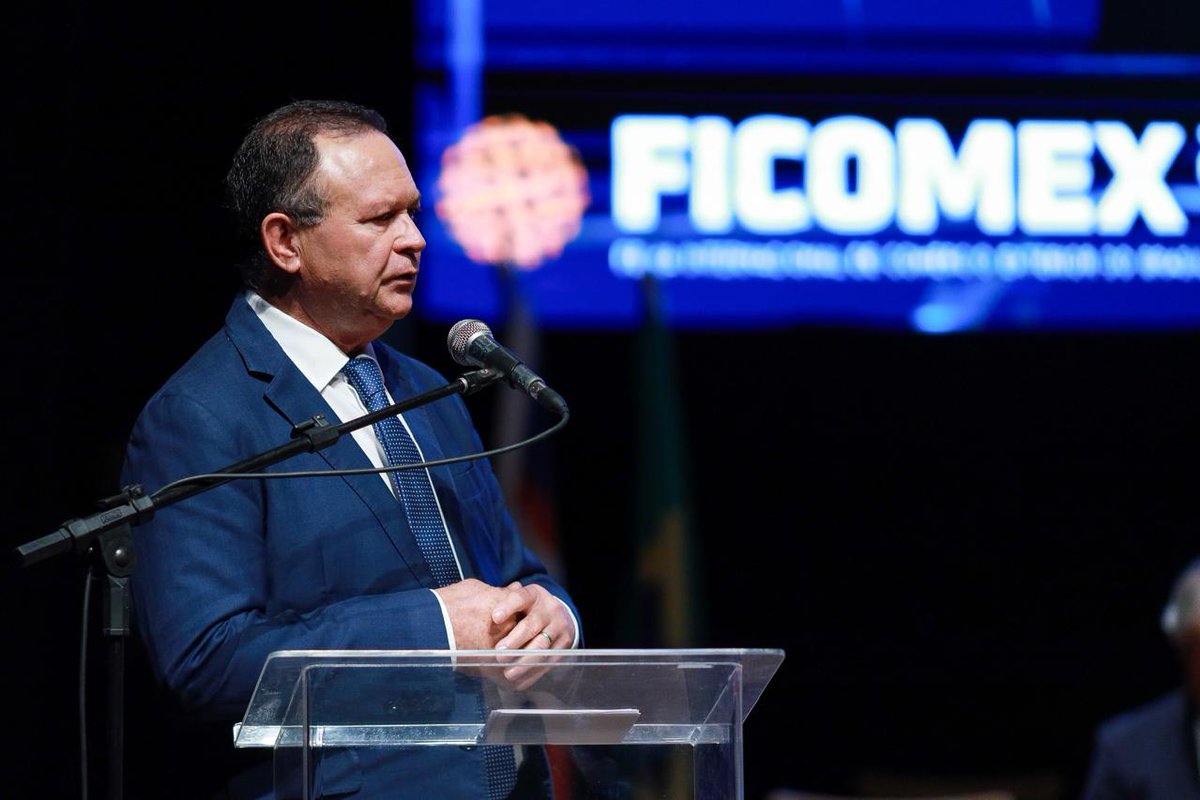 ViniciusFerroC's tweet photo. Junto à comitiva do @GovernoMA e ao governador @carlosbrandaoma, estive na cerimônia de abertura da Feira Internacional de Comércio Exterior do Brasil Central. Apresentando as potencialidades do estado, a equipe @seplanma está na Ficomex 2024 para divulgar o Plano Maranhão 2050! https://t.co/BI4WtQfFQo