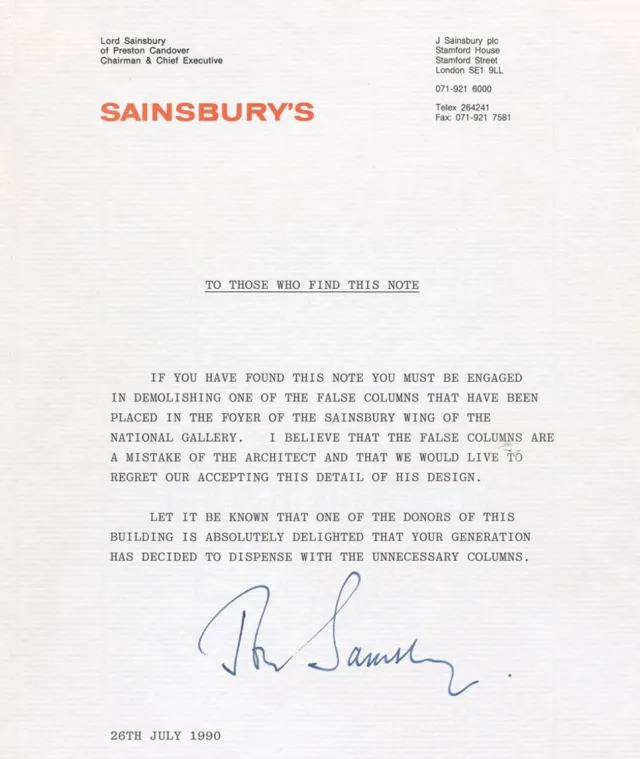 A quien no convenció del todo la reforma fue a John Sainsbury, que antes de finalizar las obras INTRODUJO ESTA CARTA DENTRO DE UNA COLUMNA FALSA DE ESTILO EGIPCIO que Venturi y Scott-Brown habían previsto en la entrada.