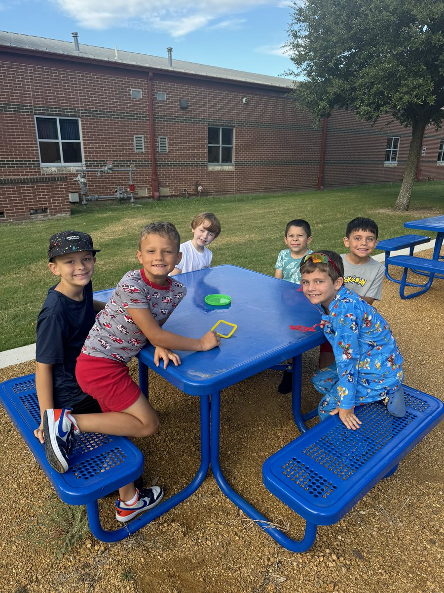 MrsHinz2nd's tweet image. We loved learning about the scientific method through our first bubble lab! Will bubbles keep the same shape as the bubble wand? What do you think? 🫧🧑‍🔬👩‍🔬