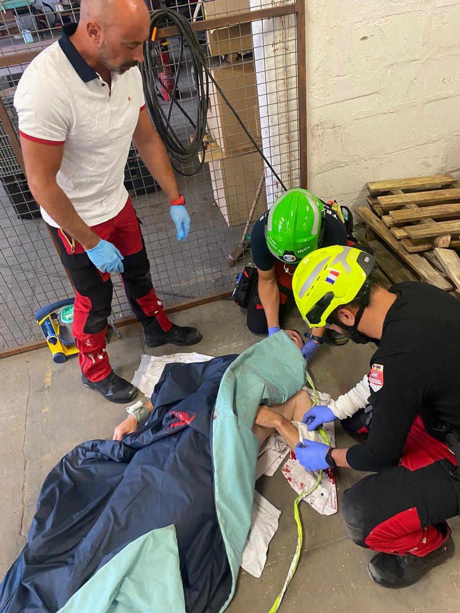 Le Challenge National SUAP à Chantilly dans le @sdis60 approche à grands pas. L'équipe met les bouchées doubles pour être prête le jour J. 
Un grand merci au passé au service habillement des @pompiers_44 pour nous avoir fourni des vêtements reformés.