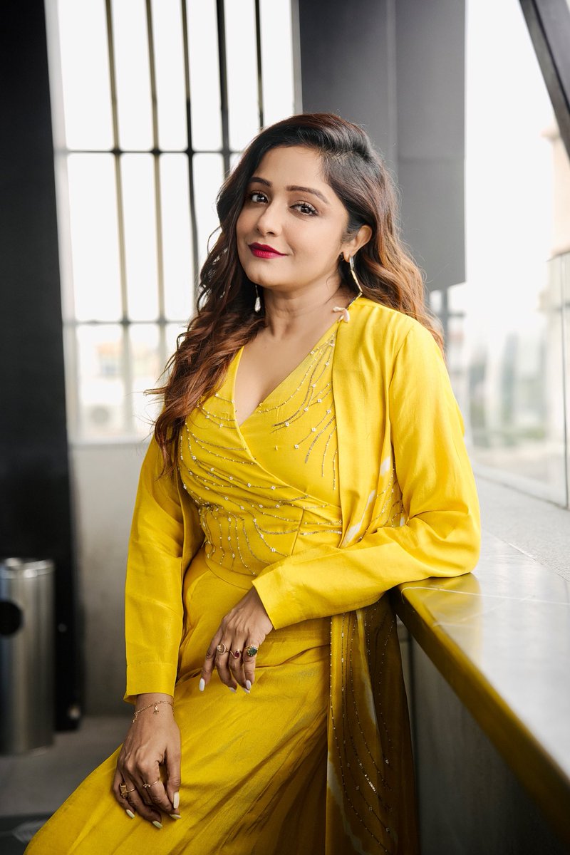 sayantani8's tweet photo. Just the colour yellow makes me smile 💛😊
Mk up n hair - @SumitDa56758499
#1yearcelebration #bokaghuri #musicalshort #musiclaunch #memories #latepost
@highlight https://t.co/RExVkBdTOT