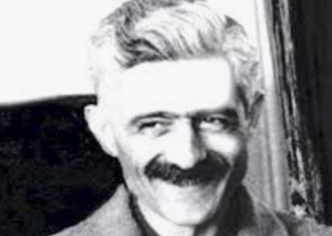 VidaSarafraz's tweet photo. ۹ شهریور، سالمرگ صمد بهرنگی 

صمد شنا بلد نبود، در رودخانه ارس غرق شد.  

#جلال_آل_احمد توده ای گناه آنرا به گردن ساواک انداخت تا مردم را علیه شاهنشاه بشورانَد! 

مخالفان شاهنشاه چنین شارلاتانهایی بودند. https://t.co/knUVl4BJfG