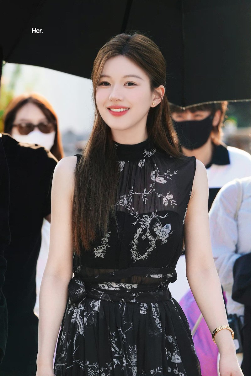 rolu5120's tweet image. 로사 선생님 요즘 과하게 예쁘심