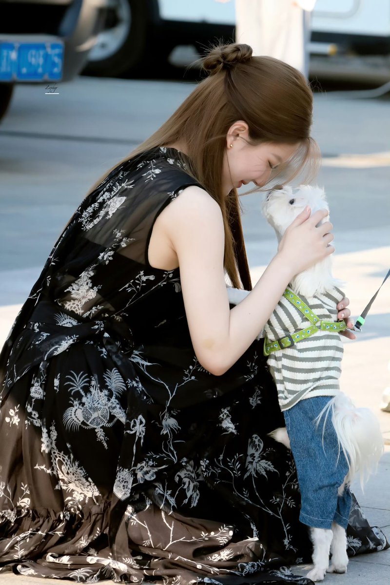 rolu5120's tweet image. 로사 선생님 요즘 과하게 예쁘심