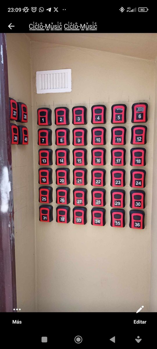 40 cajetines de llaves para alquiler vacacional sobre la pared de un edificio en el sur de Tenerife. A Juan (nombre ficticio) le llevan presionando años para expulsarlo con un contrato en la mano, mientras lleva asistiendo a la conversión de su edificio en un lugar de hospedaje.