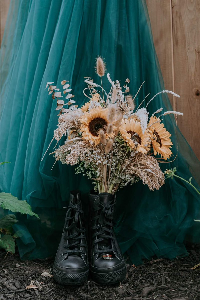 SimplyShannon94's tweet photo. Waiting 3-5 weeks for the rest of our wedding photos will be the end of me. https://t.co/yvareYAGIZ