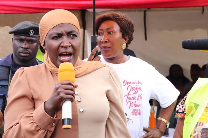 No one opens their mouth widely like this while speaking sense, never !!!!  

Namyalo Kasita ayasama bwati  ng'omanya agenda kuwemula bulikilamu .